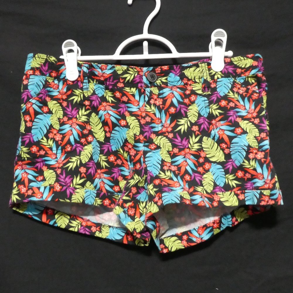 G:21, size 11, tropical flower shorts perfect for spring, summer, travel, BNWOT